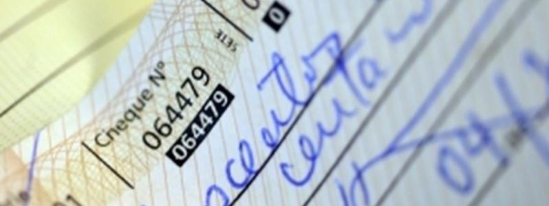 Cheque entregue ao devedor gera indenização