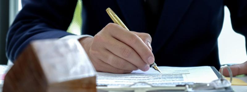 Empresa é condenada a pagar horas extras a advogado