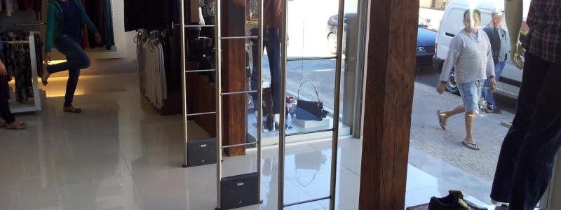 Cliente é indenizada por alarme falso ao sair de loja