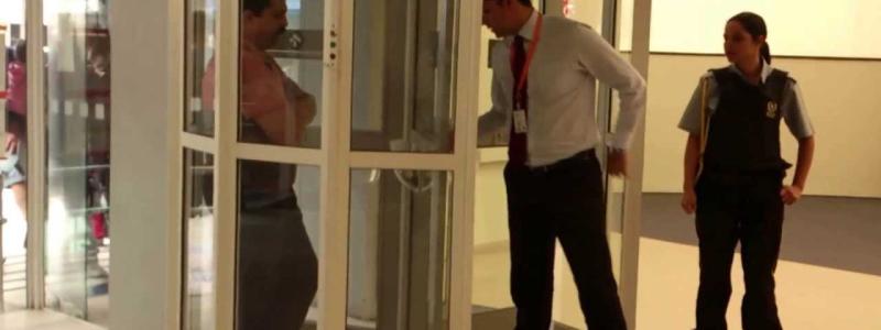 Cliente que ficou "preso" em banco por travamento de porta seracá indenizado