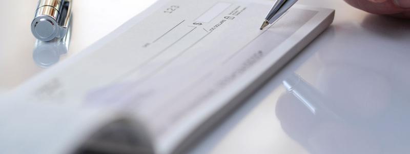 Empresa é condenada por descontar cheque antes da data