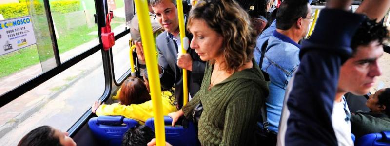 Acidente em interior de ônibus gera reparação por danos