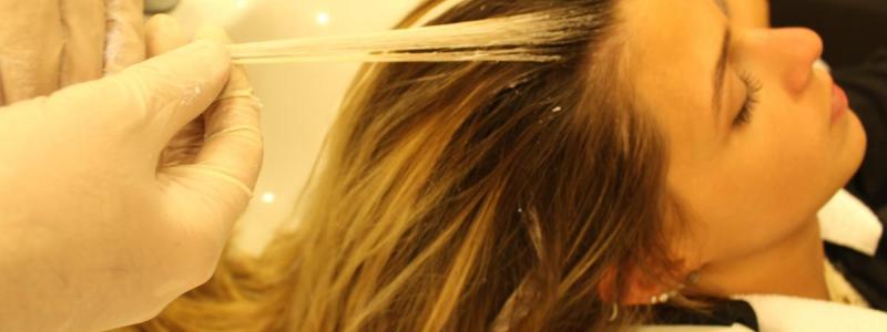 Consumidora que teve alergia a tintura de cabelos deve ser indenizada