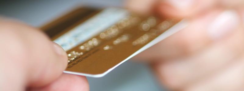 Banco é condenado por bloqueio de cartão de cliente no exterior