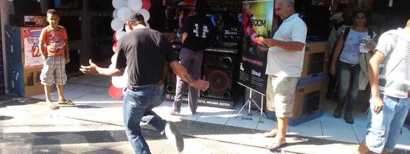Gerente que era obrigado a rebolar na frente de clientes será indenizado