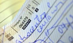 Cheque entregue ao devedor gera indenização