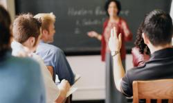 Atraso de salários gera indenização à professor