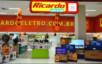 Propaganda em uniforme gera indenização a trabalhador