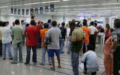 Bancos são autuados por demora no atendimento