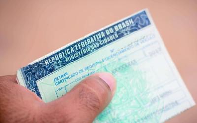 Detran deve entregar CRLV a dono de veículo com multa