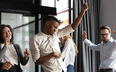 Vendedor tratado por apelidos pela gerente será indenizado