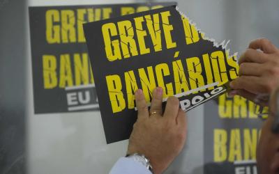 Bancários começam a retornar ao trabalho