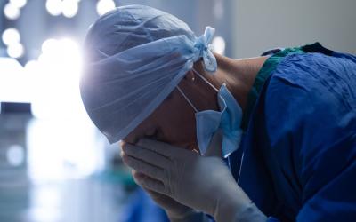 Médicos e planos de saúde devem indenizar por erro em cirúrgia