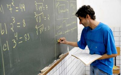 Professor que teve salário reduzido será indenizado