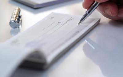 Empresa é condenada por descontar cheque antes da data