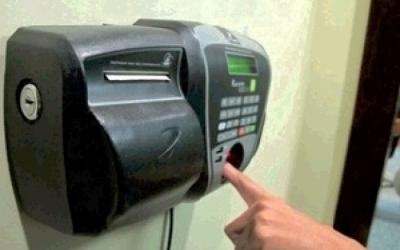 Empresa pagará horas extras por não apresentar cartões de ponto