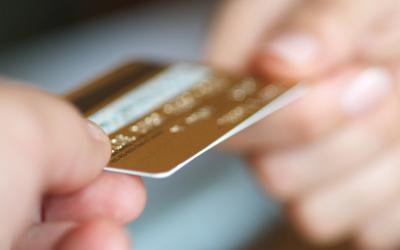 Banco é condenado por bloqueio de cartão de cliente no exterior