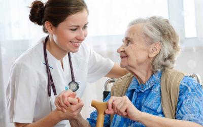 Auxiliar de enfermagem que cuida de idoso é considerado empregado doméstico