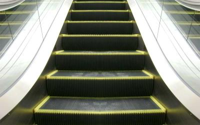 Familia de criança que enroscou pé em escada rolante será indenizada